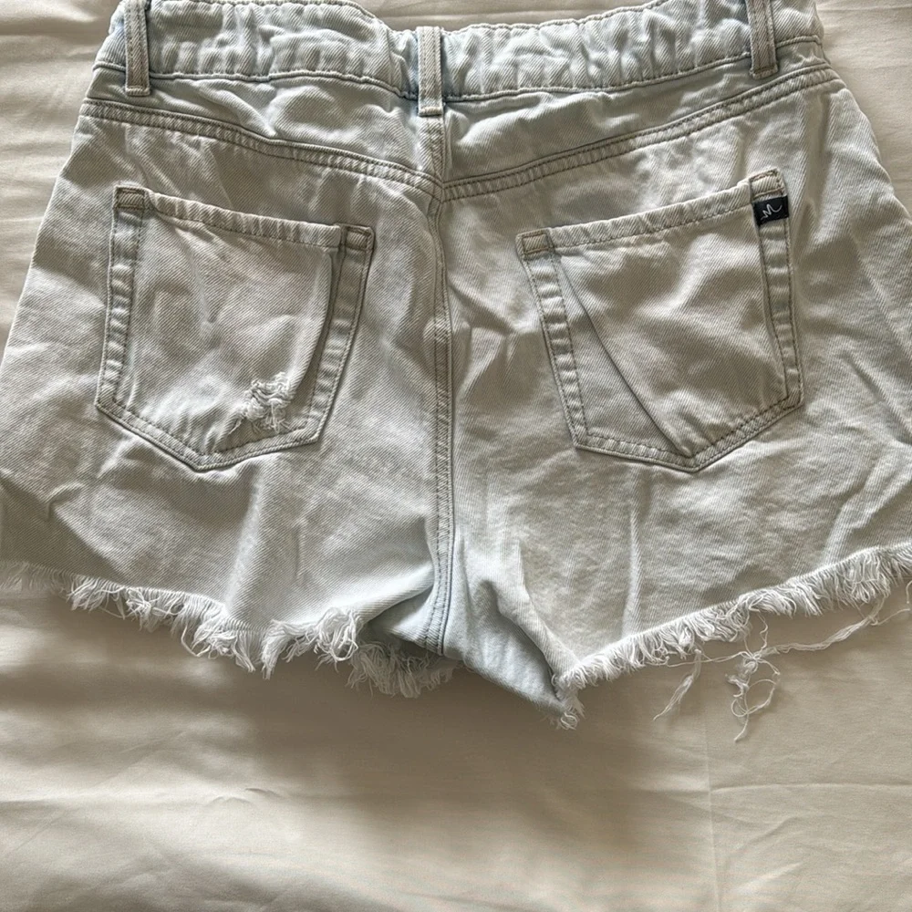 Distress Jean shorts - Picture 2 of 4